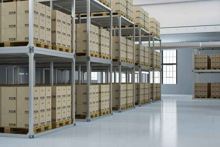 логист на складе. Right storage. контейнеры разного цвета. Right storage. Right storage.